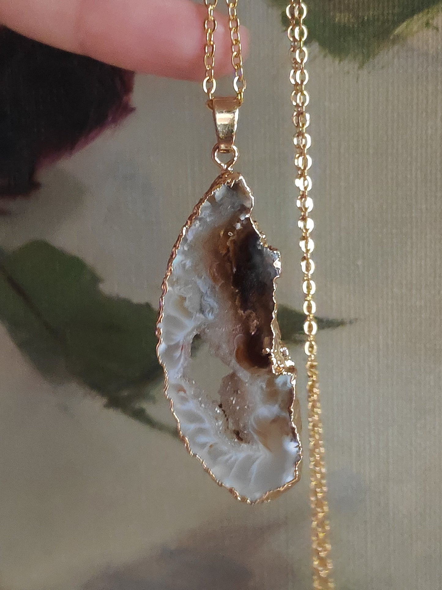 Agate Geode slice Pendant Necklace Beautiful Electroplated Brown Agate   necklace, Healing Gorgeous Dainty Necklace natural Gemstone druzy