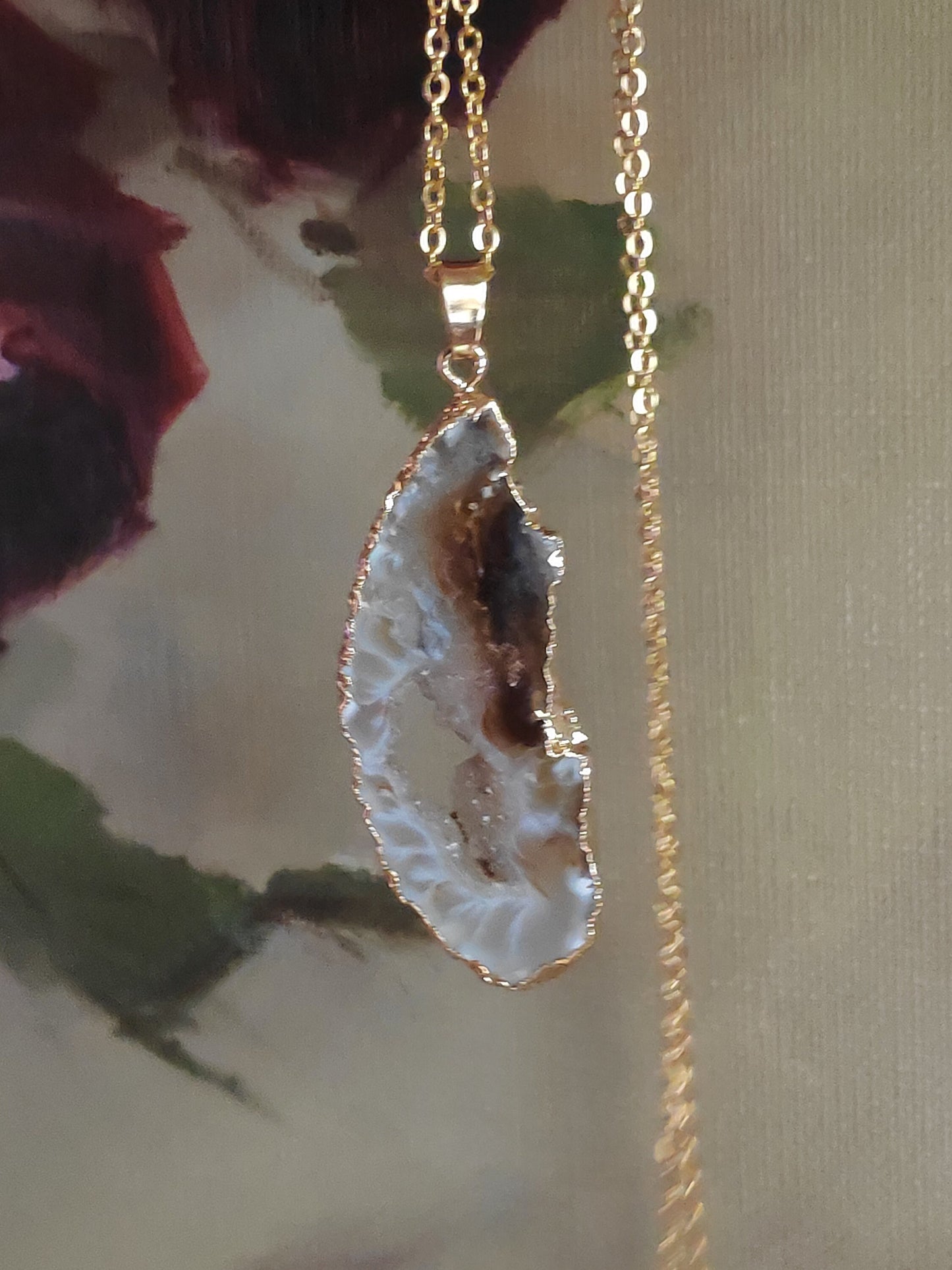 Agate Geode slice Pendant Necklace Beautiful Electroplated Brown Agate   necklace, Healing Gorgeous Dainty Necklace natural Gemstone druzy