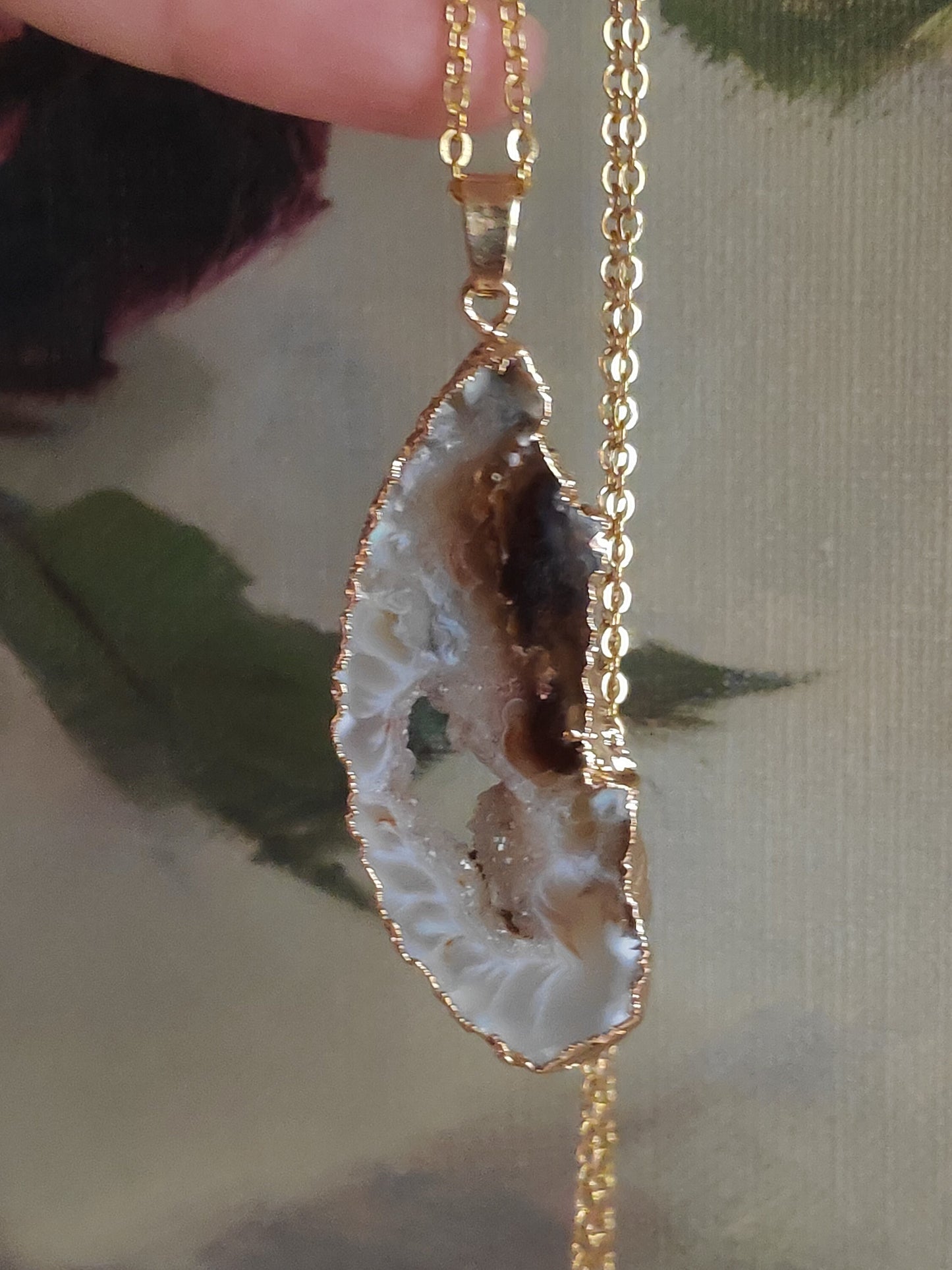 Agate Geode slice Pendant Necklace Beautiful Electroplated Brown Agate   necklace, Healing Gorgeous Dainty Necklace natural Gemstone druzy