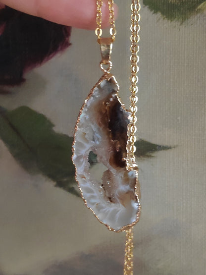 Agate Geode slice Pendant Necklace Beautiful Electroplated Brown Agate   necklace, Healing Gorgeous Dainty Necklace natural Gemstone druzy