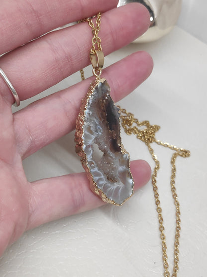 Agate Geode slice Pendant Necklace Beautiful Electroplated Brown Agate   necklace, Healing Gorgeous Dainty Necklace natural Gemstone druzy