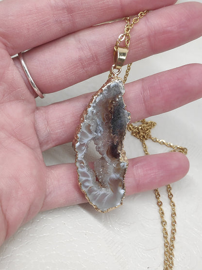 Agate Geode slice Pendant Necklace Beautiful Electroplated Brown Agate   necklace, Healing Gorgeous Dainty Necklace natural Gemstone druzy